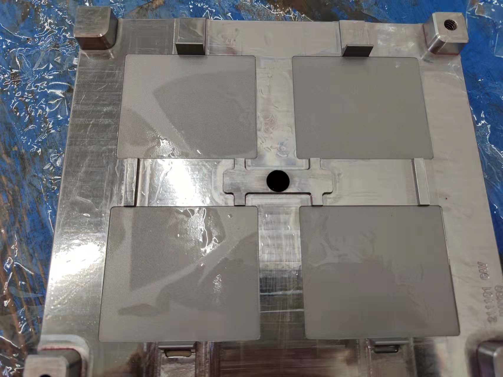 刚喷了防锈油的模具