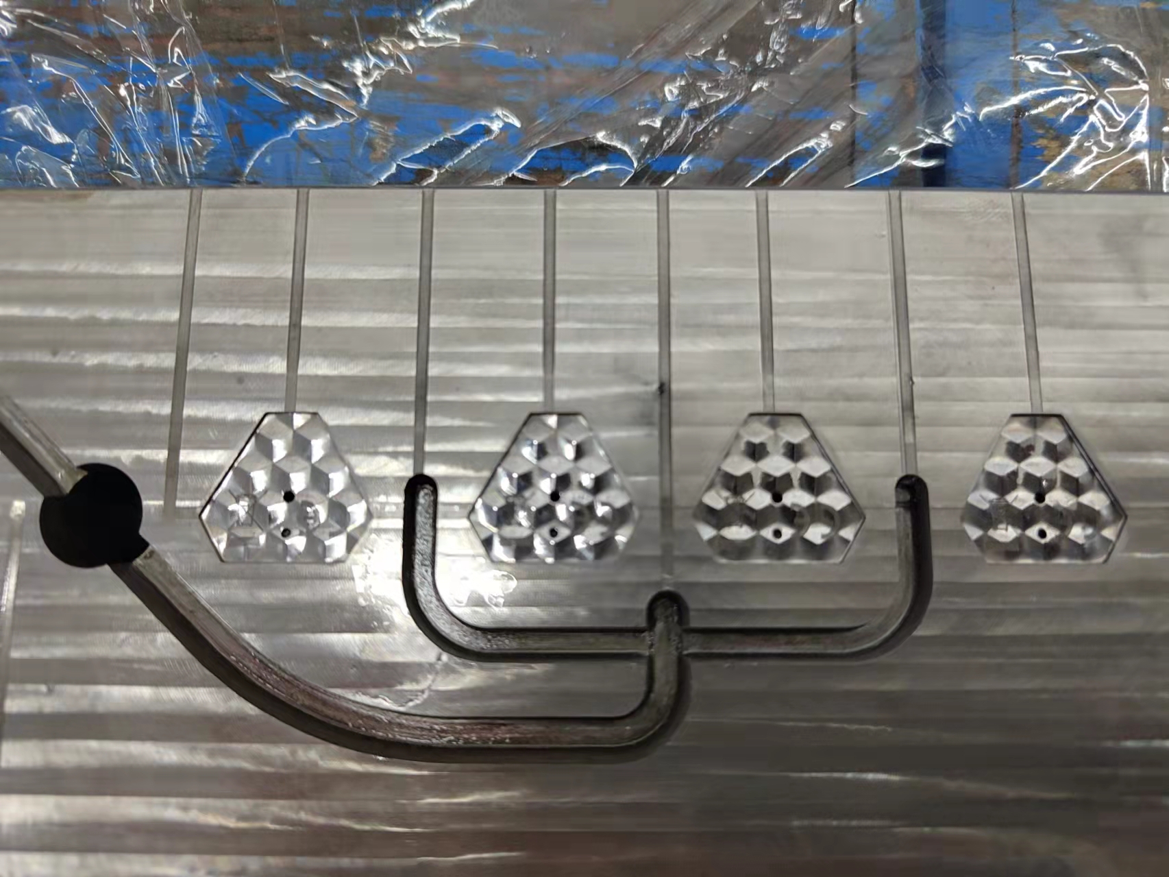 刚喷了防锈油的模具